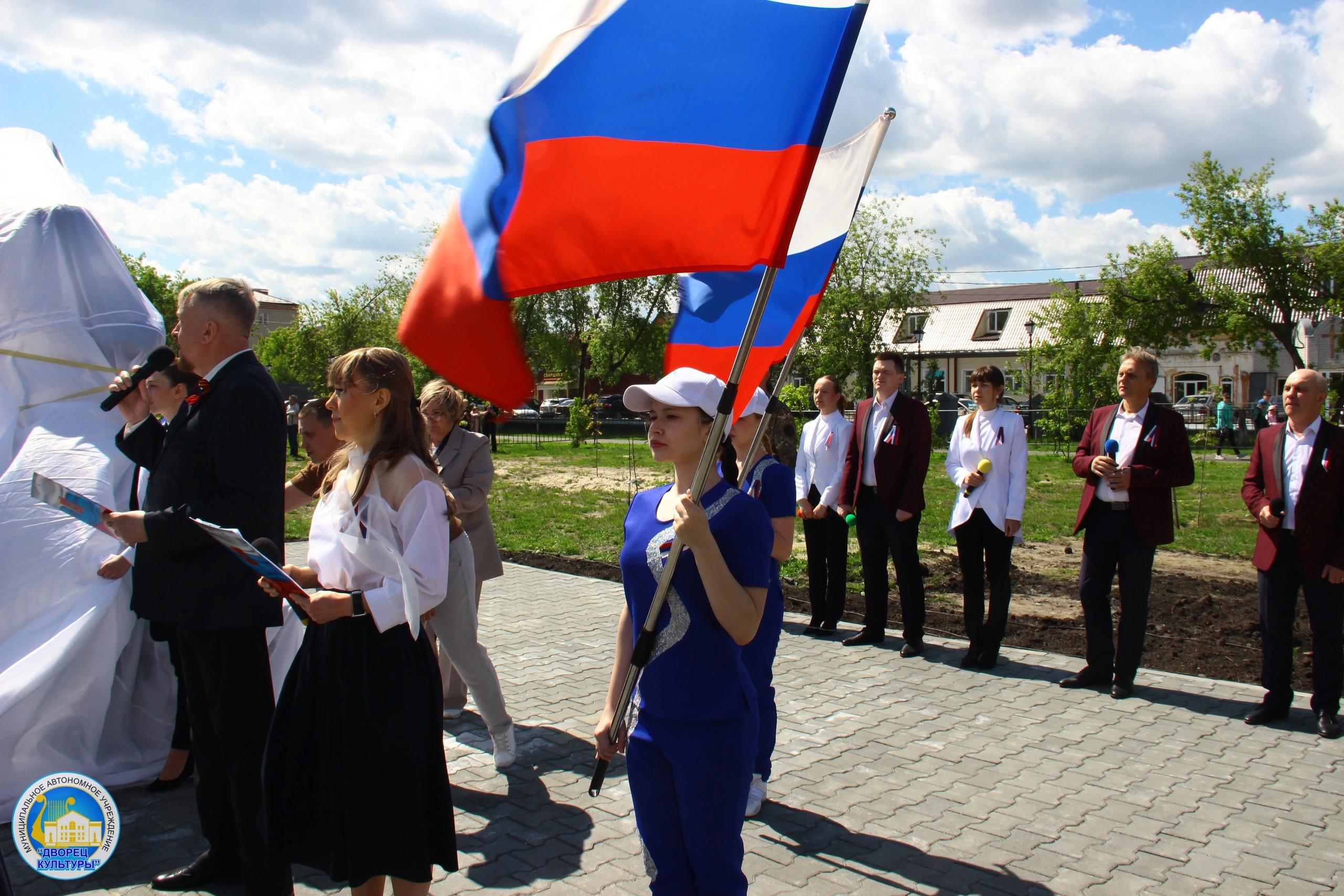 Поздравляем коллектив Дворца культуры! Благодарим артистов, педагогов, сотрудников - всех, кто воспитывает юных талантов, кто дарит шадринцам праздники, кто вкладывает в работу свою душу и сердце!.