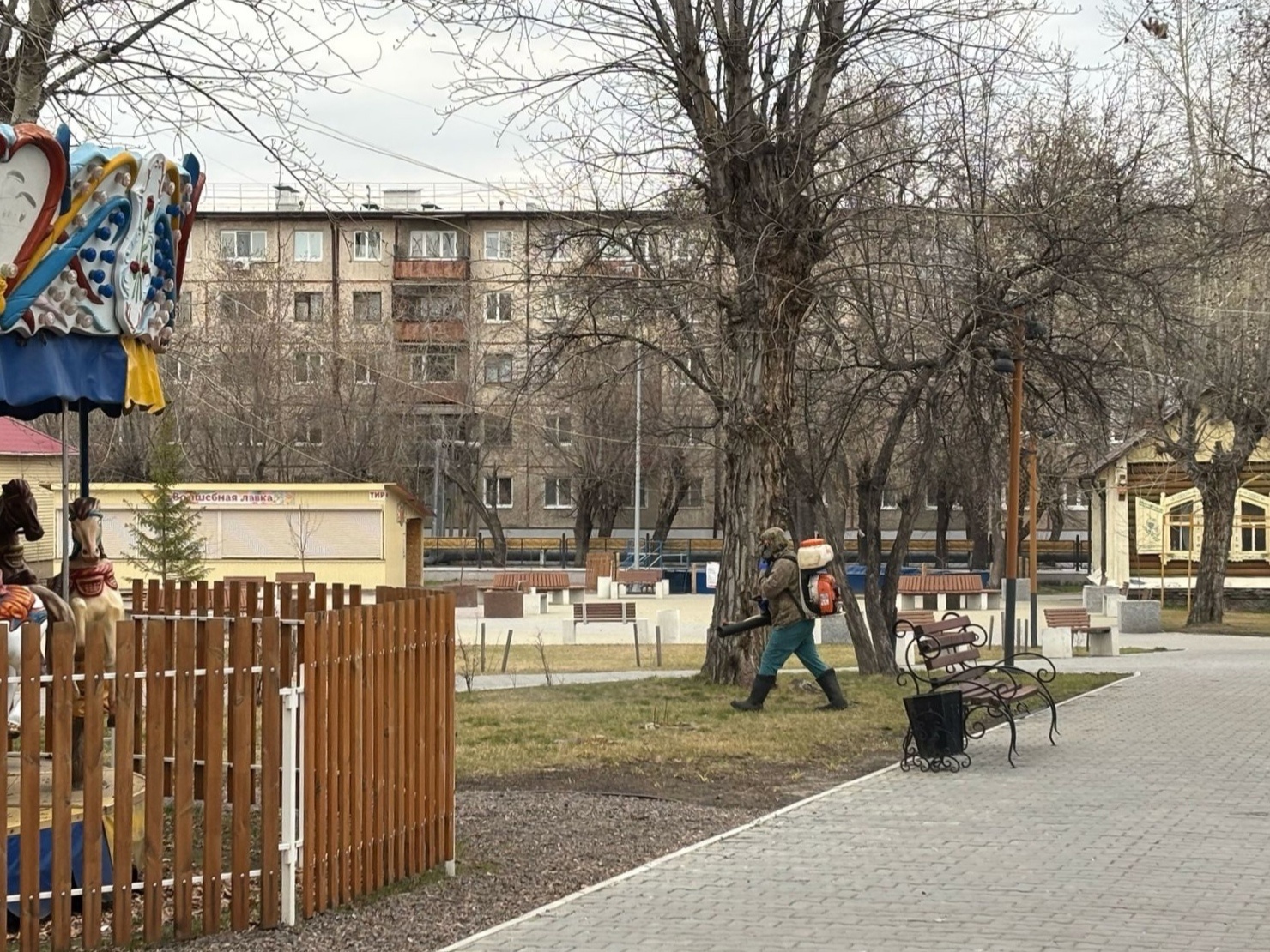 Горсад обработали от клещей.