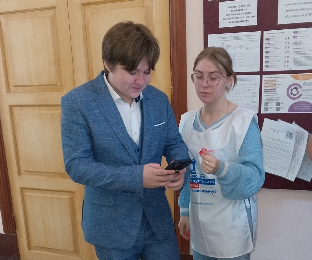 Волонтеры помогают жителям выбрать дизайн новых зон отдыха.