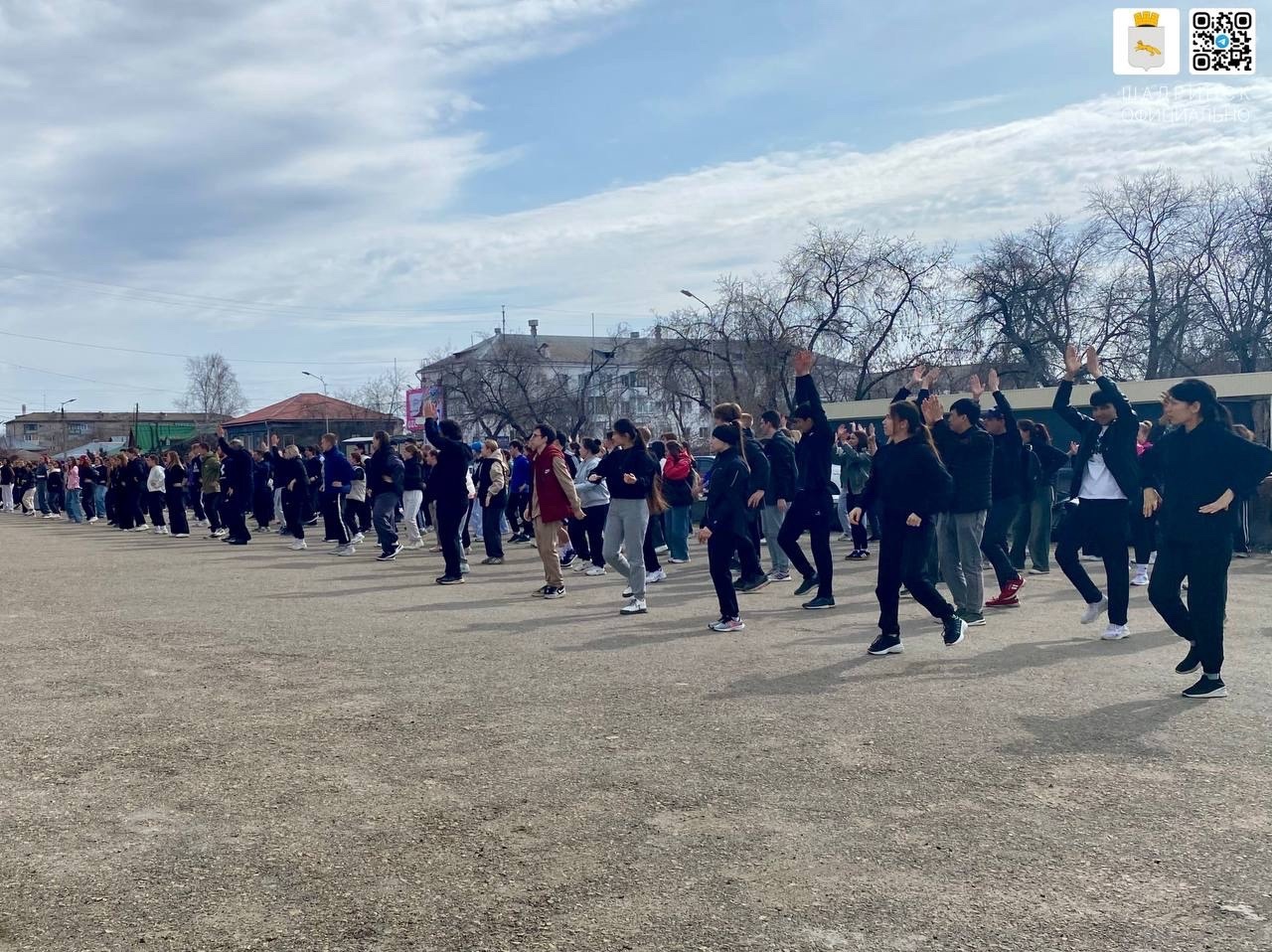 Шадринцы вышли на «зарядку с чемпионом», а еще с замом главы города и ректором вуза.