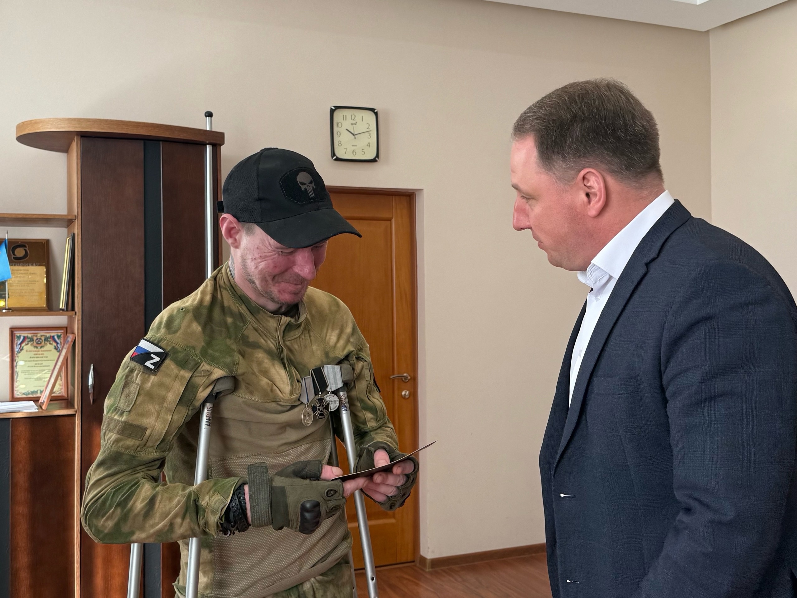 Фонд «Защитники Отечества» помогает участникам СВО оформлять необходимые документы для подтверждения статуса и льгот. Анатолий Фомин сегодня получил долгожданное удостоверение ветерана боевых действий из рук Главы Шадринска. Антон Мокан рассказал о герое.