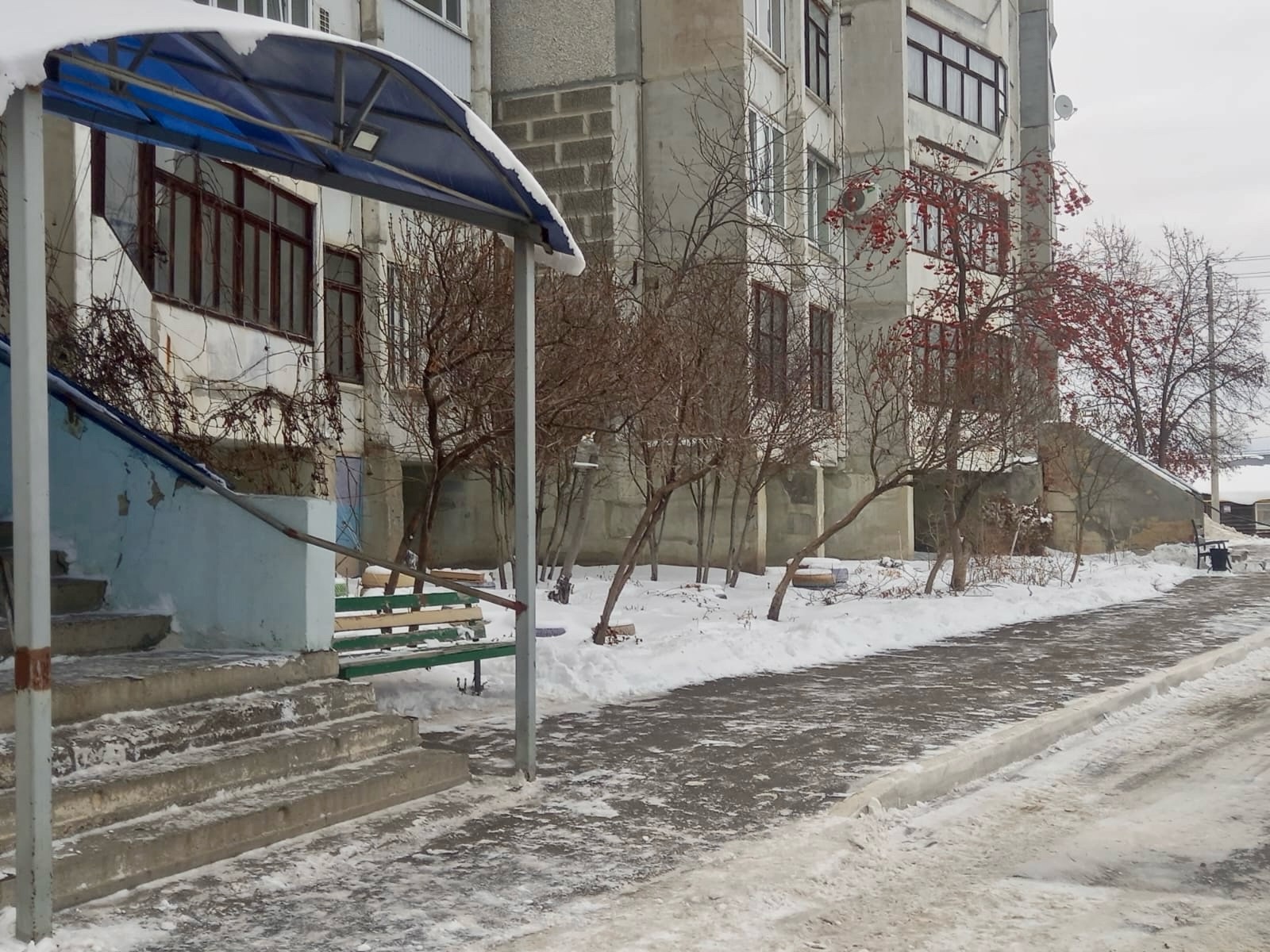 С самого утра - на расчистку двора. Управляющие компании активизировали уборку снега.
