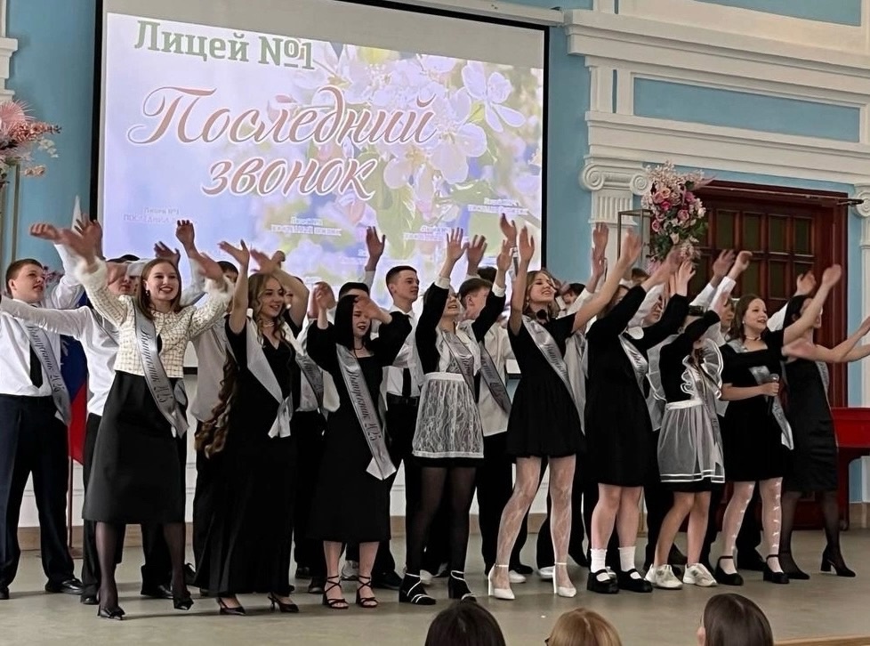 Глава Шадринска пожелал успехов выпускникам на экзаменах и поделился фотографиями с последнего школьного звонка дочери в лицее.