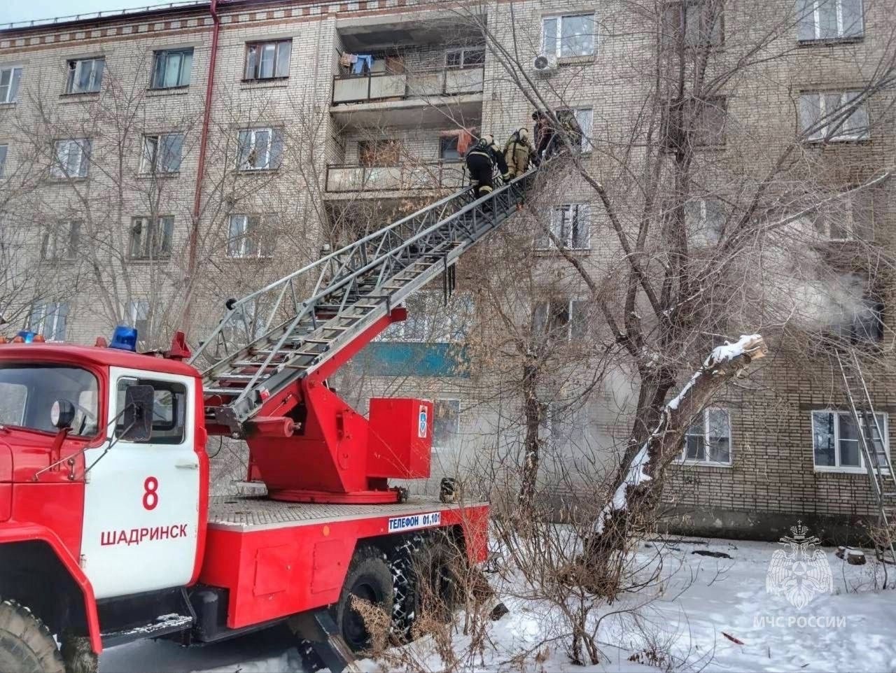 В Шадринске сотрудники МЧС на пожаре спасли 51 человека.