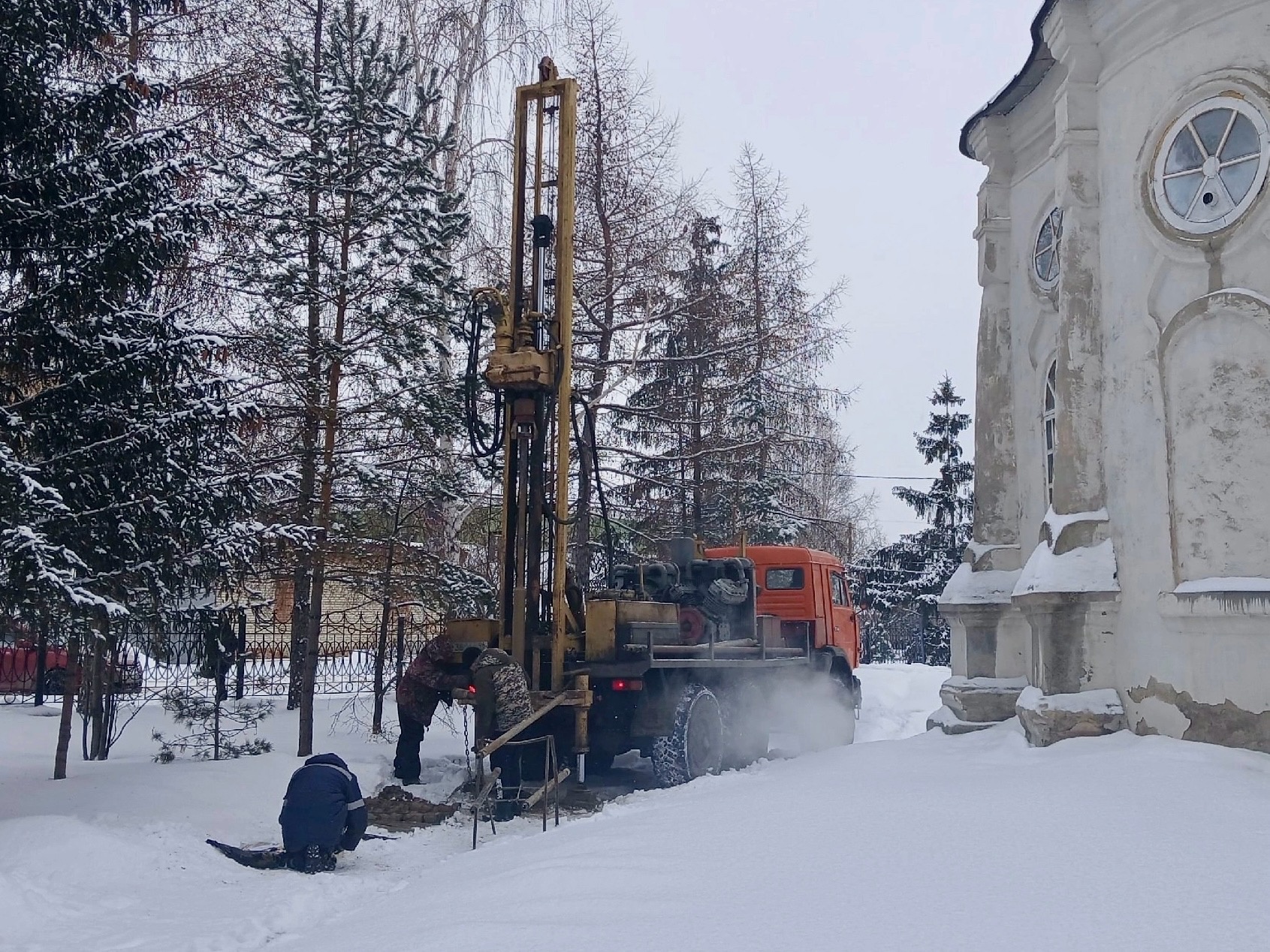 Геологи проверят землю под шадринским собором.