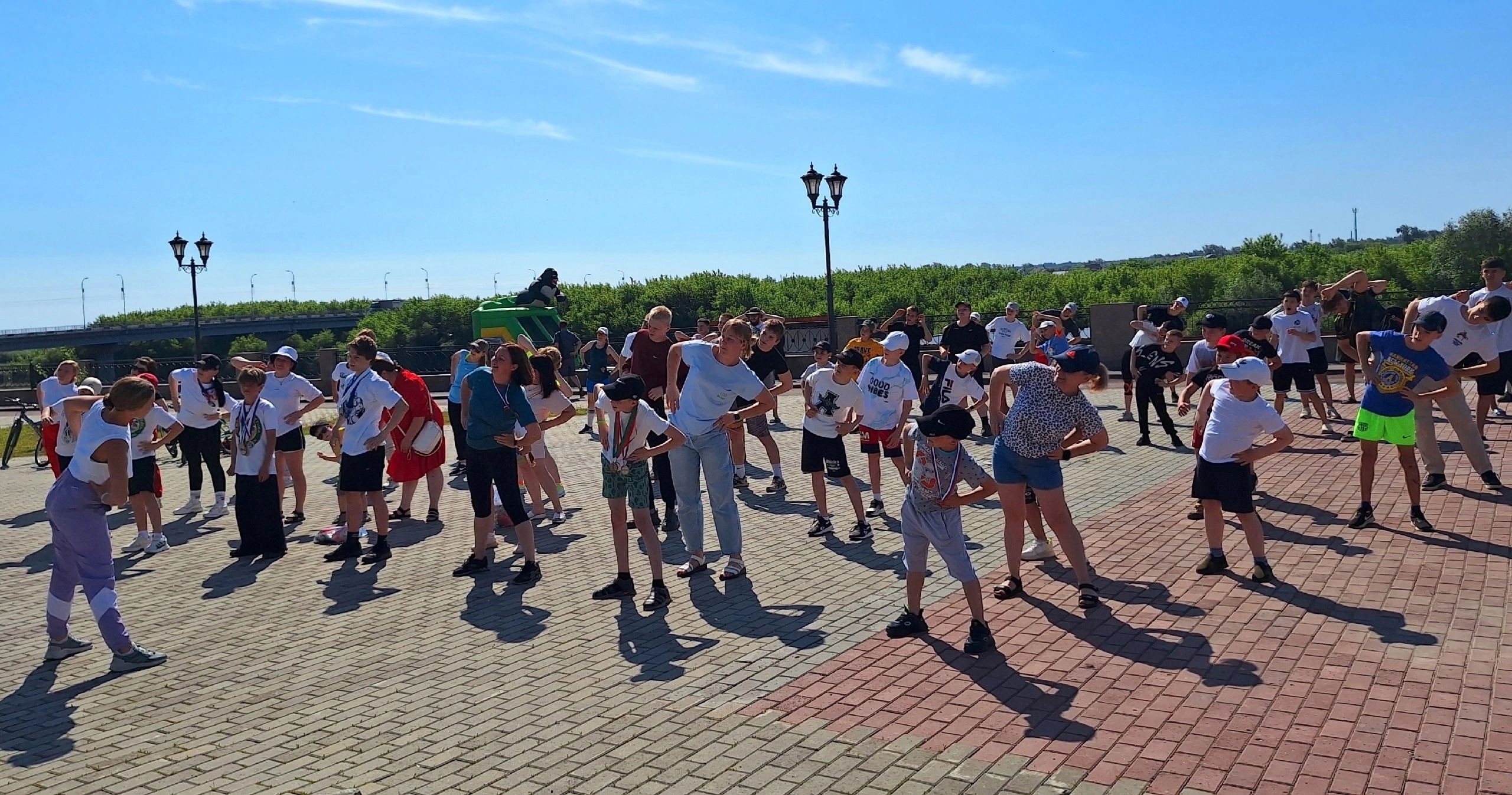 «СпортЛето» началось с зарядки на набережной..