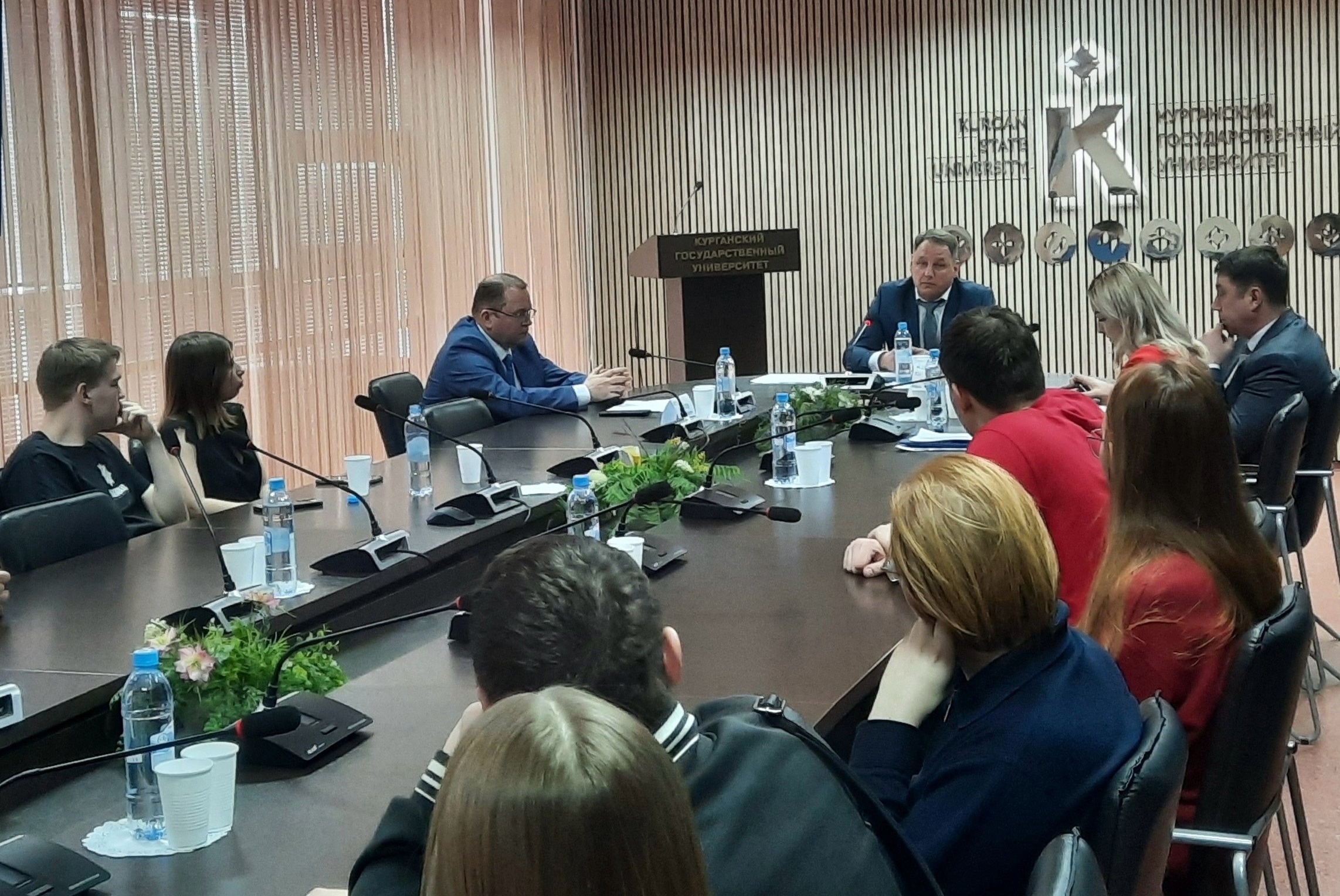 В Курганской области проходят встречи Глав городских и муниципальных округов со студентами. Антон Мокан рассказал о таком мероприятии в КГУ.