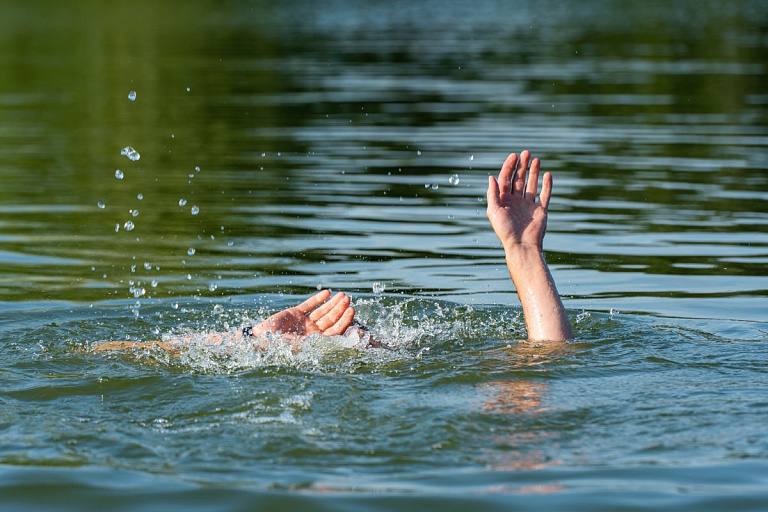 Спасатели фиксируют первые несчастные случаи на воде.
