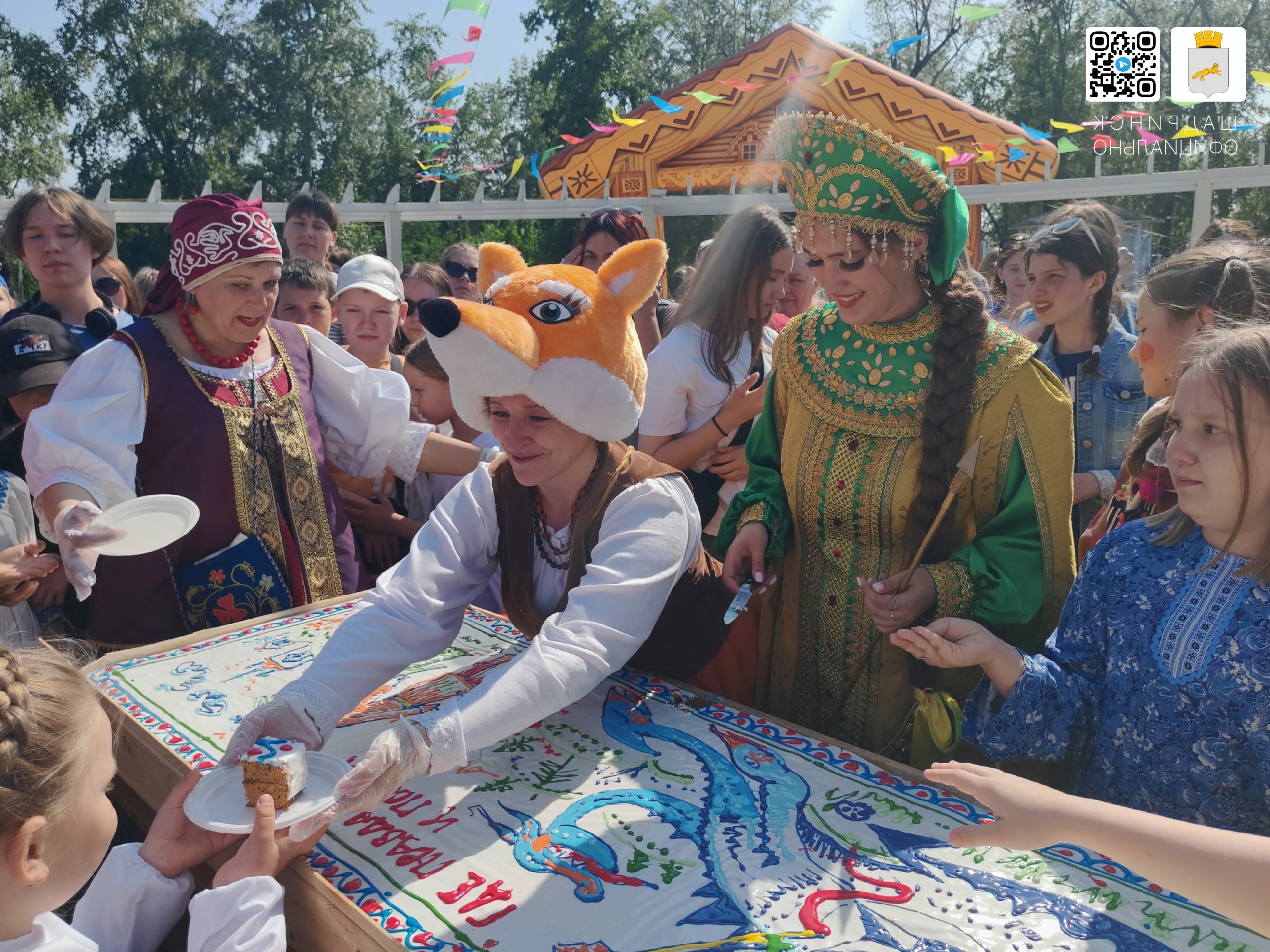Елена Прекрасная в честь своих именин угостила шадринцев самым большим пряником.