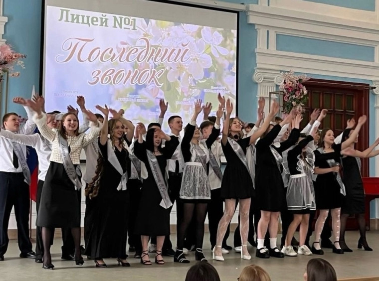 Глава Шадринска пожелал успехов выпускникам на экзаменах и поделился фотографиями с последнего школьного звонка дочери в лицее. Глава Шадринска пожелал успехов выпускникам на экзаменах и поделился фотографиями с последнего школьного звонка дочери в лицее.
