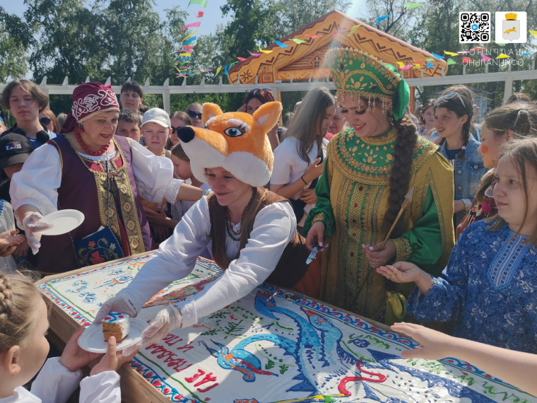 Елена Прекрасная в честь своих именин угостила шадринцев самым большим пряником. Елена Прекрасная в честь своих именин угостила шадринцев самым большим пряником.