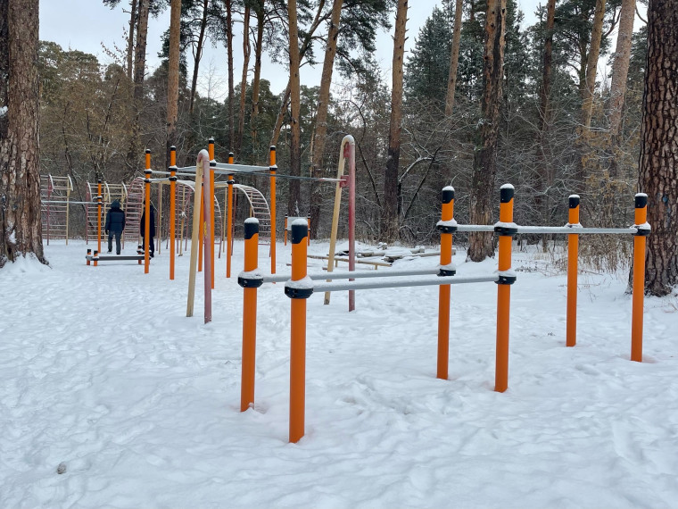 В бору установили новый уличный спорткомплекс. В бору установили новый уличный спорткомплекс.