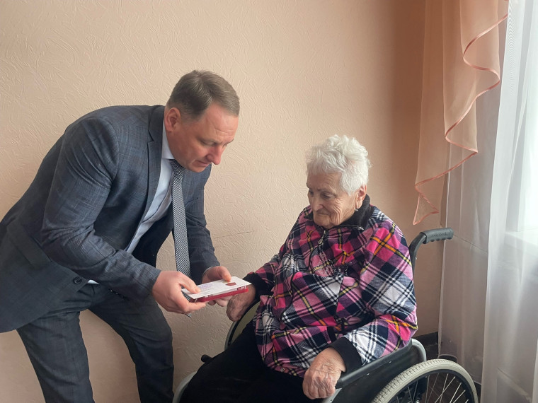 Глава города Антон Мокан вручил юбилейные медали к 80-летию Победы постояльцам «Спутника». Своих обладателей в Шадринске найдет 141 награда. Каждого ветерана чествуют лично. Глава города Антон Мокан вручил юбилейные медали к 80-летию Победы постояльцам «Спутника». Своих обладателей в Шадринске найдет 141 награда. Каждого ветерана чествуют лично.
