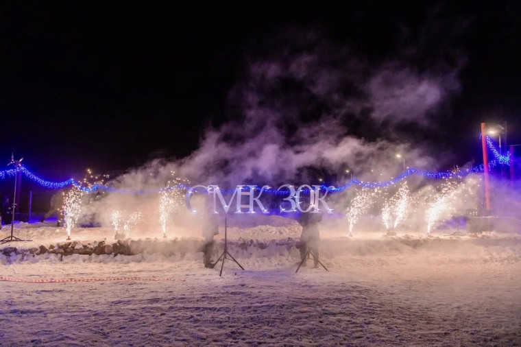 Вечеринка — огонь. Ёлку в Новом посёлке открыли ярким шоу. Вечеринка — огонь. Ёлку в Новом посёлке открыли ярким шоу.